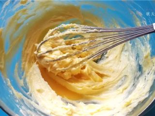 3、提拉米苏小饼干,分3次加入鸡蛋液;