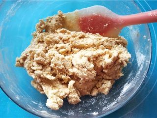 7、提拉米苏小饼干,用刮刀翻拌均匀;