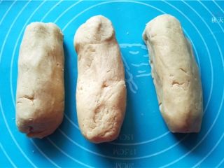 9、提拉米苏小饼干,将面团置于硅胶案板上,整理一下分成3块。