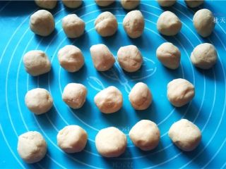 11、提拉米苏小饼干,分成15克一个的小剂子;