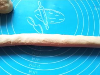 10、提拉米苏小饼干,将面团搓成条。