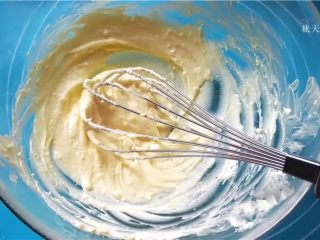 15、提拉米苏小饼干,将黄油软化打发后,加入马斯卡彭奶酪,搅拌均匀;