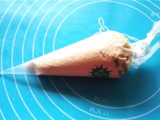 18、提拉米苏小饼干,将馅料装入裱花袋中;