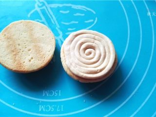 19、提拉米苏小饼干,在饼干上挤馅料;