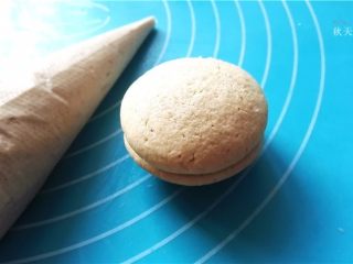 20、提拉米苏小饼干,之后盖上另外一块小饼干;