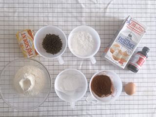 1、红丝绒巧克力软曲奇,准备所有材料，鸡蛋和淡奶油都必须是常温