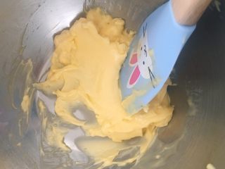 2、红丝绒巧克力软曲奇,软化黄油，黄油的状态对于做饼干很关键，软化至膏状可用刮刀轻轻拨开为宜。