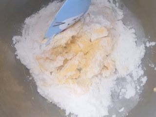 3、红丝绒巧克力软曲奇,一次性加入糖粉，用刮刀拌均至无干粉，防止打发时扬粉。