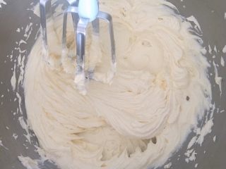 4、红丝绒巧克力软曲奇,黄油打发至体积变大，颜色发白，蓬松轻盈的状态。