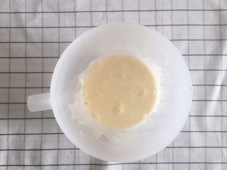 5、红丝绒巧克力软曲奇,常温的淡奶油与鸡蛋称量后混合在一起，搅拌均匀即可。