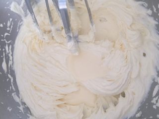 6、红丝绒巧克力软曲奇,少量多次加入4中，每次加入后都要用打蛋器完全混合无液体后才可以倒入下一次，一般分3～4次加入即可，这是为了防止水油分离。