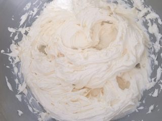 7、红丝绒巧克力软曲奇,全部液体加入后打发，得到的黄油应该是蓬松轻盈的。