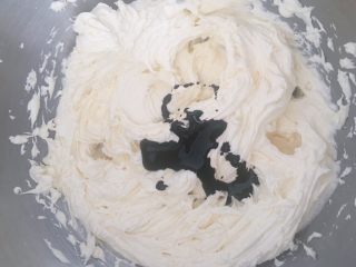 8、红丝绒巧克力软曲奇,加入红丝绒香精继续打发。