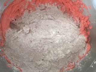 9、红丝绒巧克力软曲奇,加入所有的粉类（加入前，可将低粉，泡打粉，可可粉先初步混合后过筛备用）