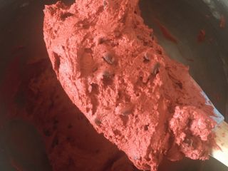 11、红丝绒巧克力软曲奇,混合均匀后，放入冰箱冷藏半小时以上