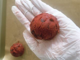 13、红丝绒巧克力软曲奇,放入烤盘进行烤制……