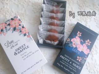 16、红丝绒巧克力软曲奇,等完全冷却后，密封保存，可存放10天左右的时间……包装好的曲奇是不是美美的……