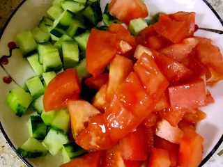 1、全麦核桃吐司披萨,将新鲜黄瓜半根、西红柿半个洗净、切丁备用