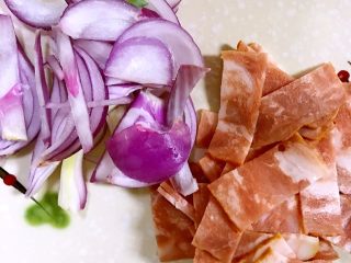 2、全麦核桃吐司披萨,半个洋葱洗净切丝，3片培根切成小块，备用