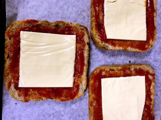 4、全麦核桃吐司披萨,然后将芝士片（早餐奶酪片）铺在涂好番茄酱的吐司上
