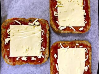 5、全麦核桃吐司披萨,再在上面撒上少许的马苏里拉芝士，这样会更加香浓一点