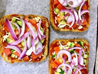 7、全麦核桃吐司披萨,再铺上切好的洋葱丝