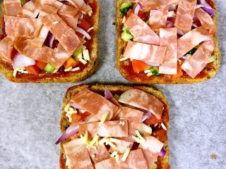 8、全麦核桃吐司披萨,铺上培根小片，根据个人喜好可以多放一点