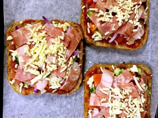 9、全麦核桃吐司披萨,再在表面撒上适量的马苏里拉芝士，喜欢的朋友可以多放一点，在做这些的同时，烤箱160度预热。