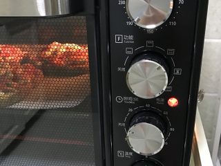 11、全麦核桃吐司披萨,烤箱设定为上火170度，下火150度，烘烤20分钟左右，具体视自己的烤箱为准。烘烤10分钟可以打开烤箱门看看，以免烤过头