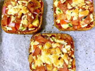 12、全麦核桃吐司披萨,等到烤箱叮，全麦核桃吐司披萨就可以出炉了，乘热食用口味极佳。