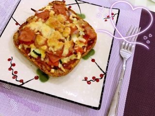 13、全麦核桃吐司披萨,成品图。味道媲美面皮披萨，吐司片烤的又香又脆！