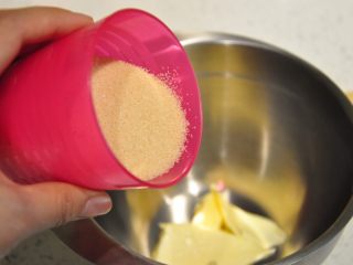 3、浓情巧克力无比派,无盐黄油室温下软化。