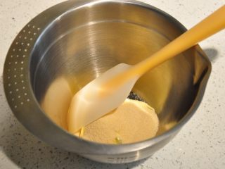 4、浓情巧克力无比派,加入一半的黄砂糖。