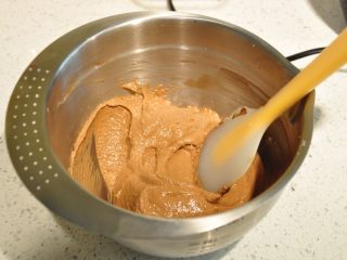 15、浓情巧克力无比派,用刮刀混合均匀。