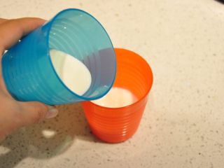 16、浓情巧克力无比派,将牛奶和酸奶混合。