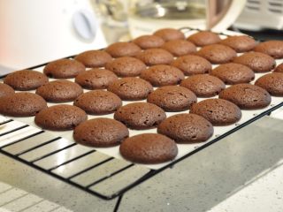 26、浓情巧克力无比派,烤好后放在晾网上晾凉。