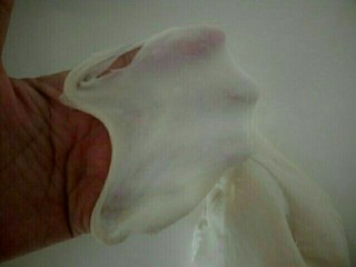 1、澎湖咸饼,面皮材料混合后揉成团。揉成可以拉出膜的状态。不用太薄啊！盖保鲜膜静置20分钟。