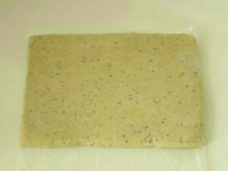 2、澎湖咸饼,所有内陷材料混合揉成团，放入保鲜袋中压平整，塑成长方形，比面皮短点。