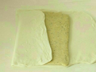 3、澎湖咸饼,面皮静置后擀成0.5～0.6厚，长度是内陷的两倍大，可以包住内陷的大小。将内陷放入中间。拉起一侧面皮向中间覆盖，皮的边缘在内陷中间的距离。