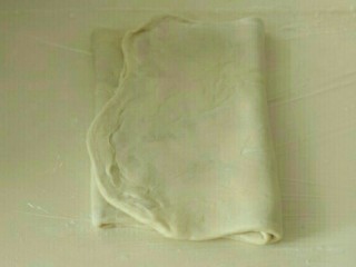 6、澎湖咸饼,在左右两边对折，一半皮压在另一半上，这样就叫3折。静置10分钟。一共做3折3次，每次都静置10分钟。