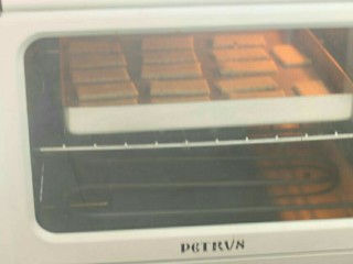 8、澎湖咸饼,烤箱中层，上火180，下火160度，烤18到20分钟，翻面后如果颜色不理想就再烤5分钟左右。颜色金黄就可以了。