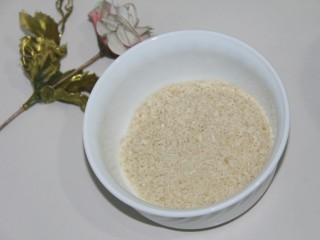 1、美味炸鸡柳,准备一些面包糠