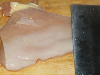 3、美味炸鸡柳,用刀被拍一拍