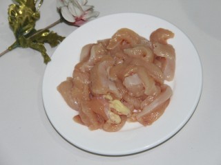 4、美味炸鸡柳,切成条