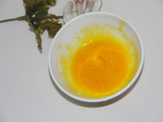 11、美味炸鸡柳,蛋黄打散搅匀