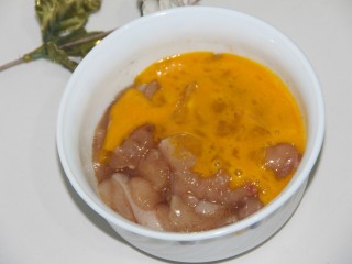 12、美味炸鸡柳,倒入腌好的鸡柳中