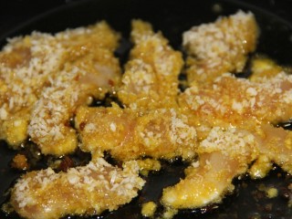 17、美味炸鸡柳,把鸡柳放锅里炸，小火，炸至金黄即可