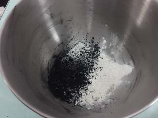 1、万圣节黑披萨,把温水、盐、砂糖、中粉、酵母、竹炭粉放入厨师机搅拌桶里