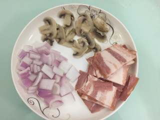 4、万圣节黑披萨,准备配料；培根切小、洋葱切碎、蘑菇提前用水绰一下，用厨房纸巾吸干水分