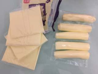 5、万圣节黑披萨,把马苏里拉芝士片卷起来